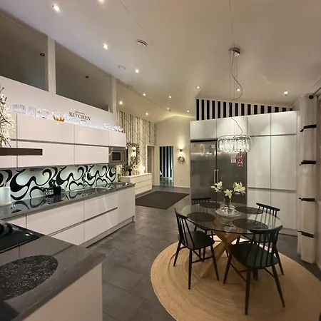 Nordic Snowlight 4 Bedrooms, Sauna, Wi-fi And Free Parking Willa Rovaniemi